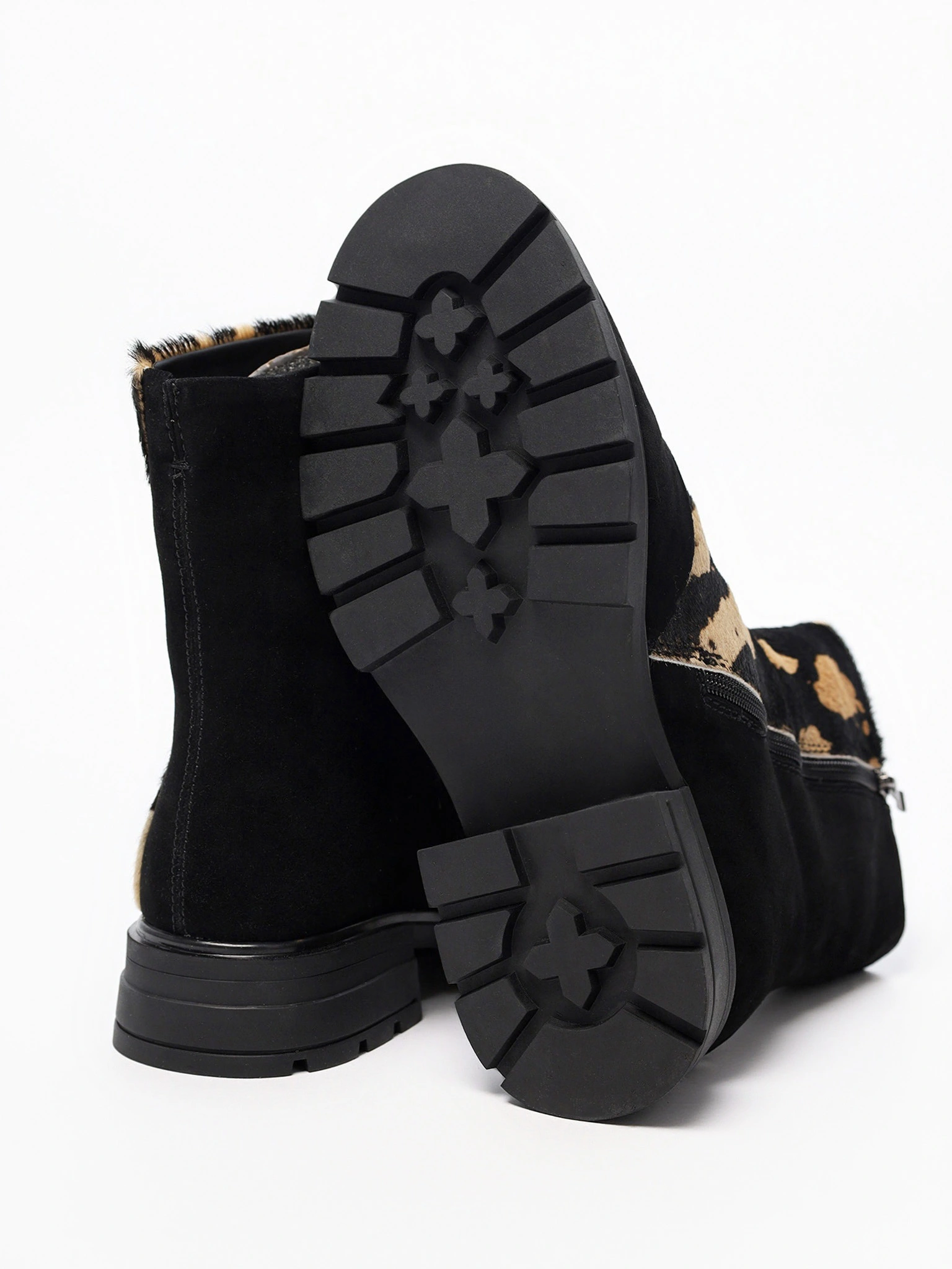 Ботинки комбинированные черного цвета на рельефной подошве